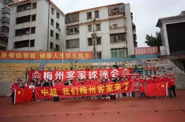 交警立刻将他双手背到身后，用手铐反铐住，这样一来，他就完全没办法把弄到身前来，更不可能遮挡住他额头大大的穷吊二字。